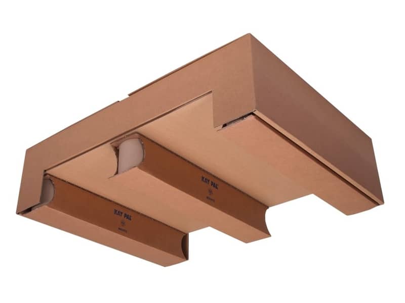 Palette aus Wellpappe wird von unten gezeigt.