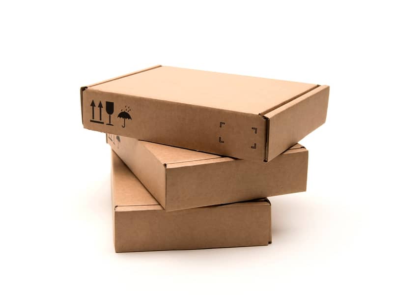 Drei Verpackungen aus Wellpappe übereinander gestapelt.