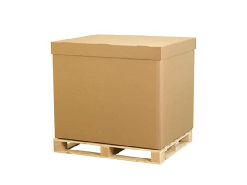 Große Wellpappbox mit geschlossenem Decke auf einer Palette.