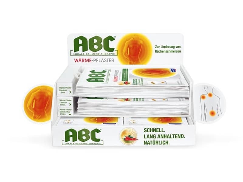Befülltes Thekendisplay von ABC Wärmepflaster.