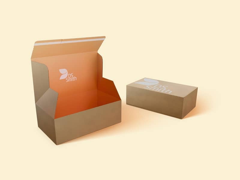 Geöffnete Verpackung aus Wellpappe steht neben einer geschlossenen.