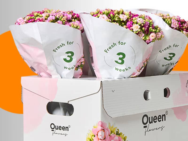 papkasse med blomsterbuketter