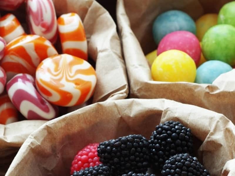 Unterschiedliche Bonbons in Papiertüten.