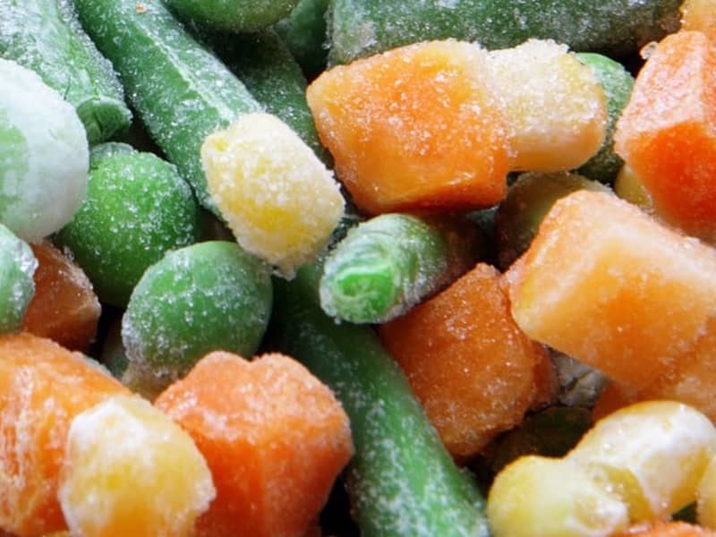 Tiefgefrorene Bohnen, Karottenstücke, Erbsen und Mais.