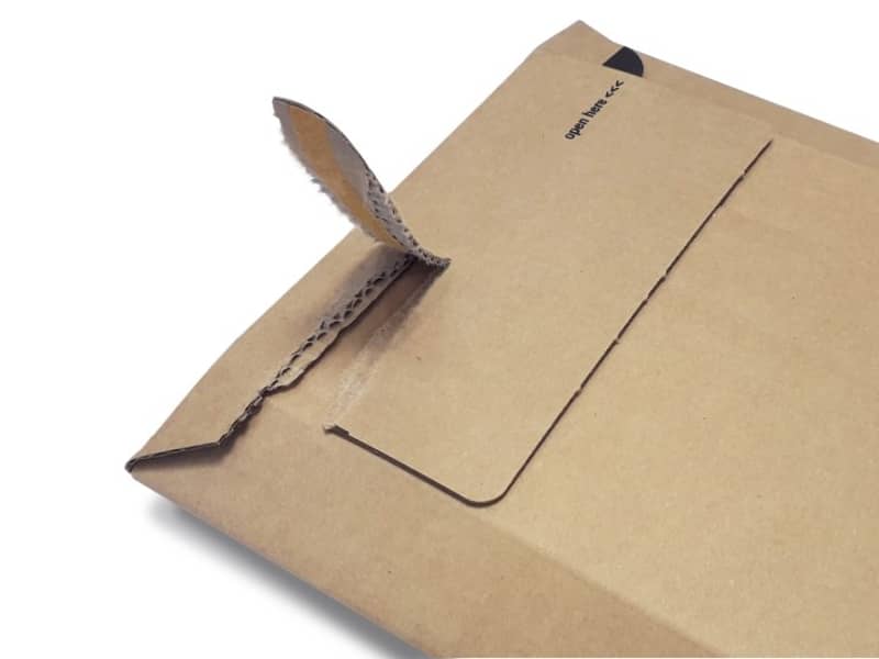 Ausschnitt einer braunen Versandtasche aus Wellpappe welche halb geöffnet durch einen faserbasierten Aufreißfaden ist.