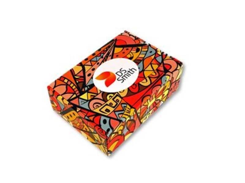 Bunt gemusterte Verpackung aus Wellpappe mit DS Smith Logo.