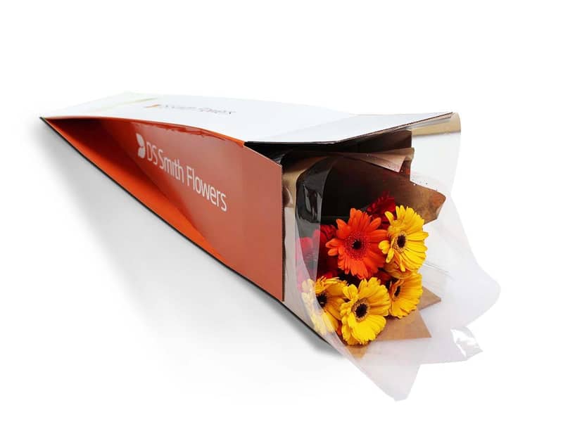 Bunter Blumenstrauß in einer Verpackung aus Wellpappe.