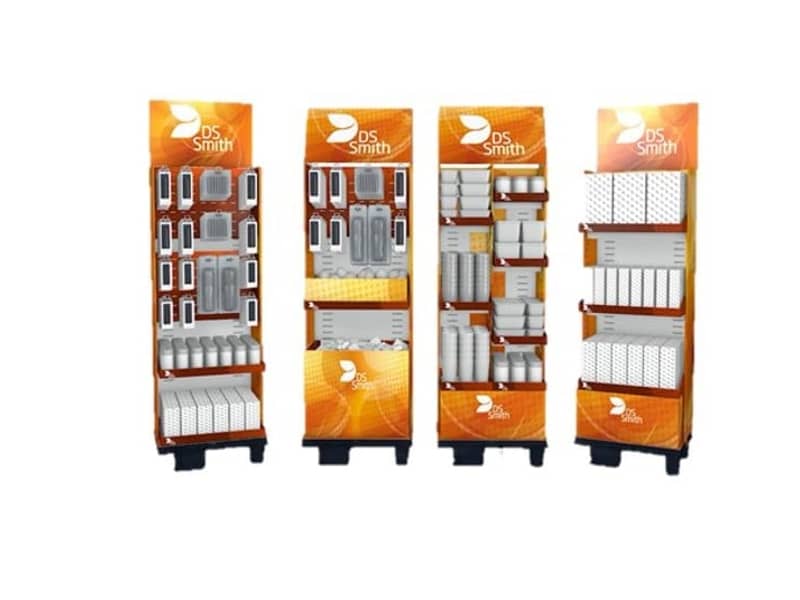 Vier Modulare Displays aus Wellpappe nebeneinander in orangenem DS Smith Design.