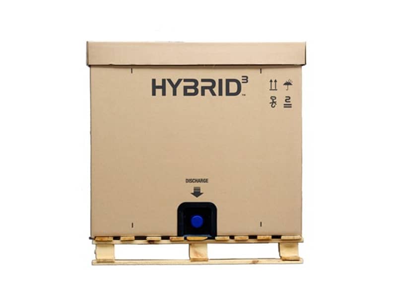 Große Wellpappbox mit Zapfhahn für Flüssigkeiten unten auf einer Palette.