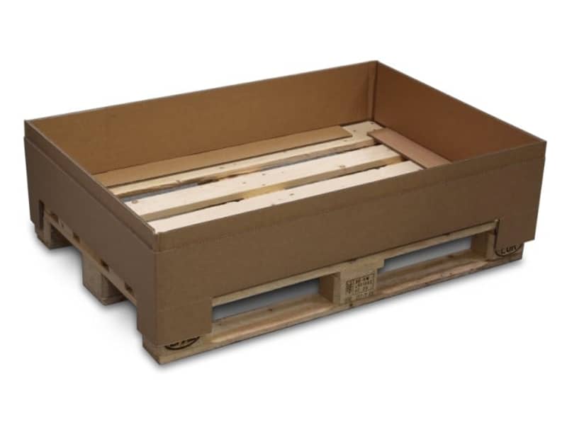 Palettenaufsatzrahmen aus Wellpappe ist auf einer Palette angebracht.