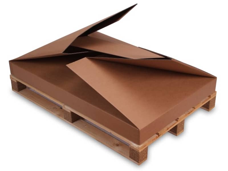 Palettenbox aus Wellpappe liegt halb zusammengefaltet auf einer Palette.