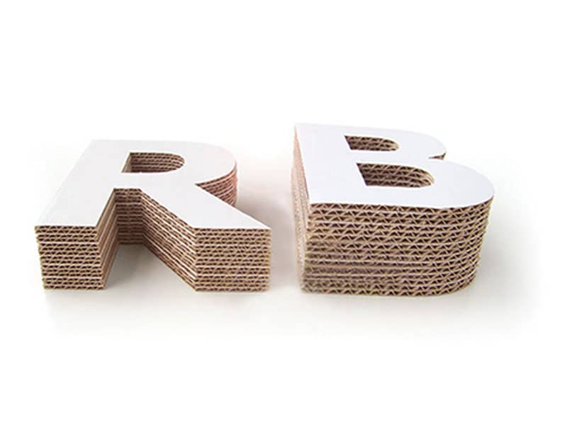 Et R og B udskåret i hvid bølgepap