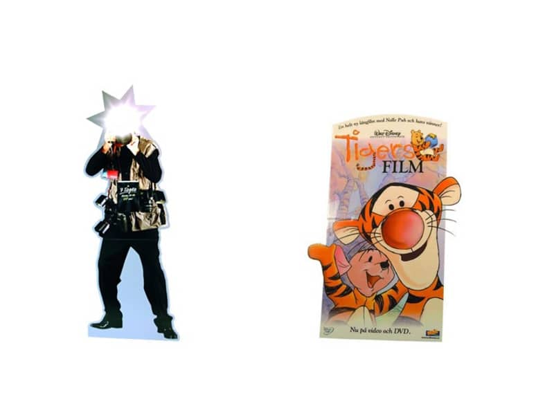 Zwei Aufsteller nebeneinander in Form eines Fotografs und mit Winnie Pooh Motiv.