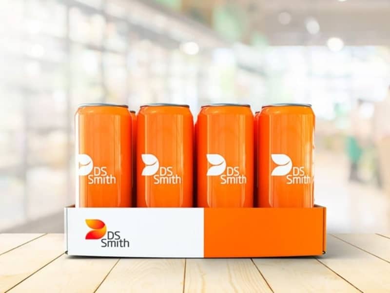 Dosentray im DS Smith Design gefüllt mit orangenen Dosen mit DS Smith Logo.