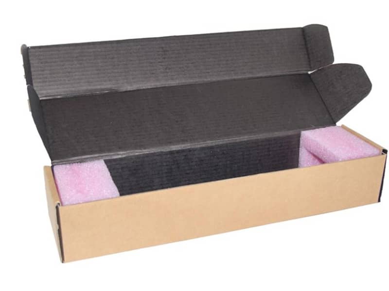 Verpackung aus Wellpappe mit Innenpolstern.