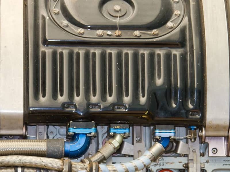 Bestandteil eines technischen Bereichs mit Schläuchen, Rohren und Anschlüssen.