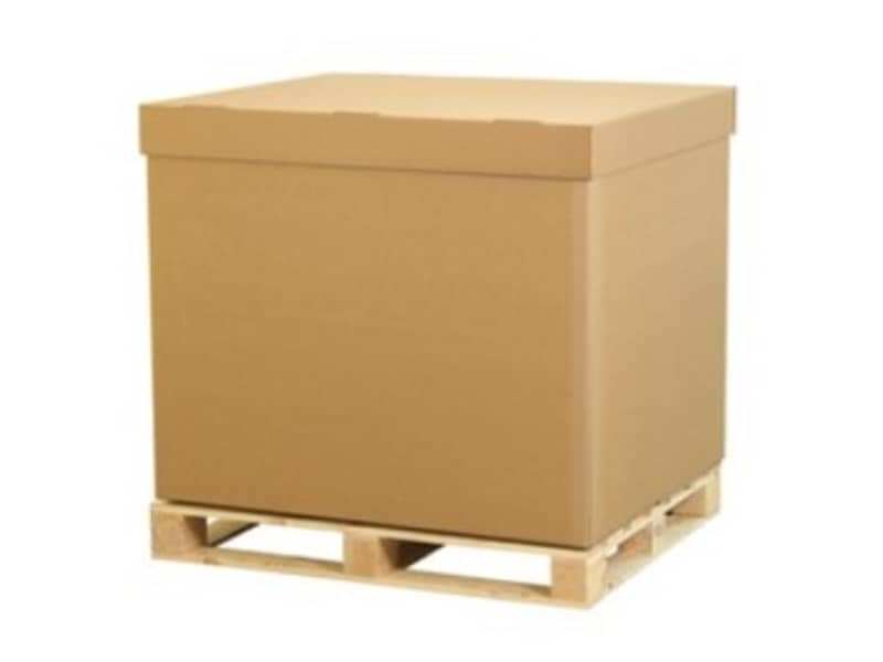 Große Box aus Wellpappe auf einer Palette.