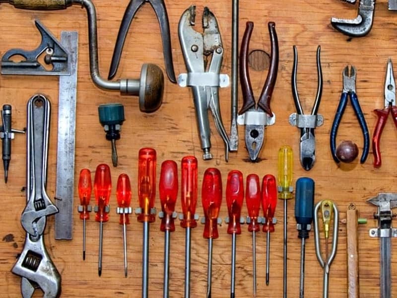 Verschiedene Werkzeugtools nebeneinander liegend.