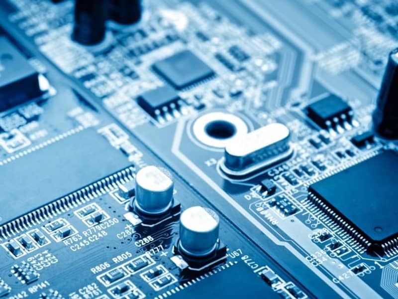 Eine blaue Elektronikplatte.