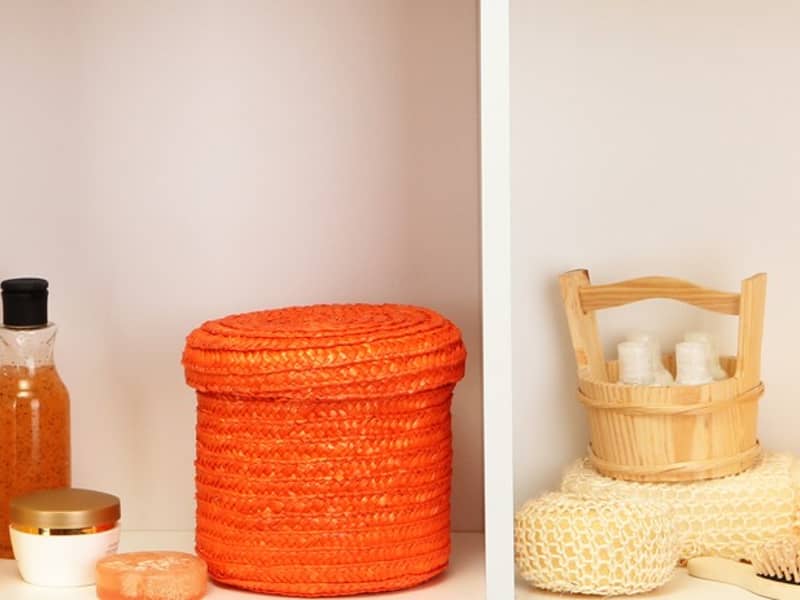 Nahaufnahme eines Regals im Badezimmer mit unterschiedlichen Toilettenartikeln.