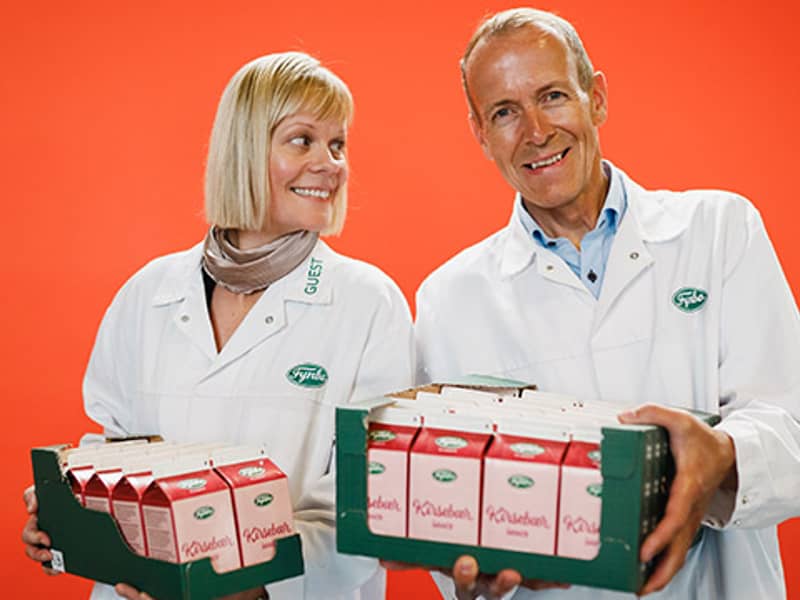 Kvinde og mand fra Fynbo med juicekartonner