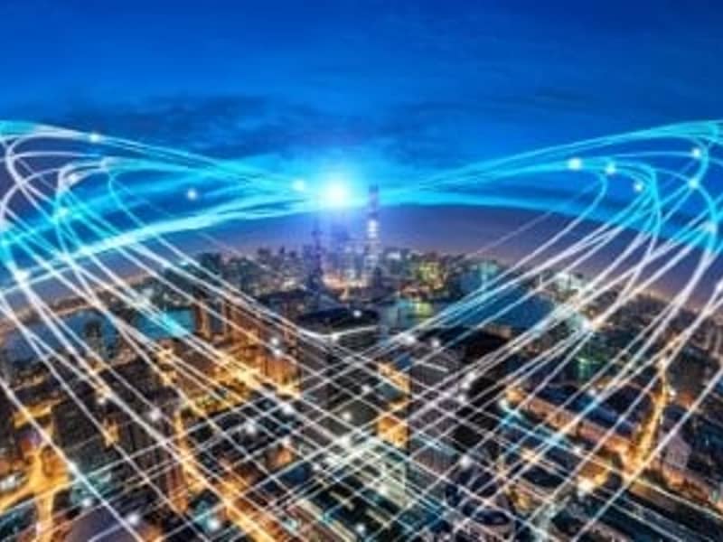 Beleuchtete Stadt bei Dunkelheit in der Zukunft