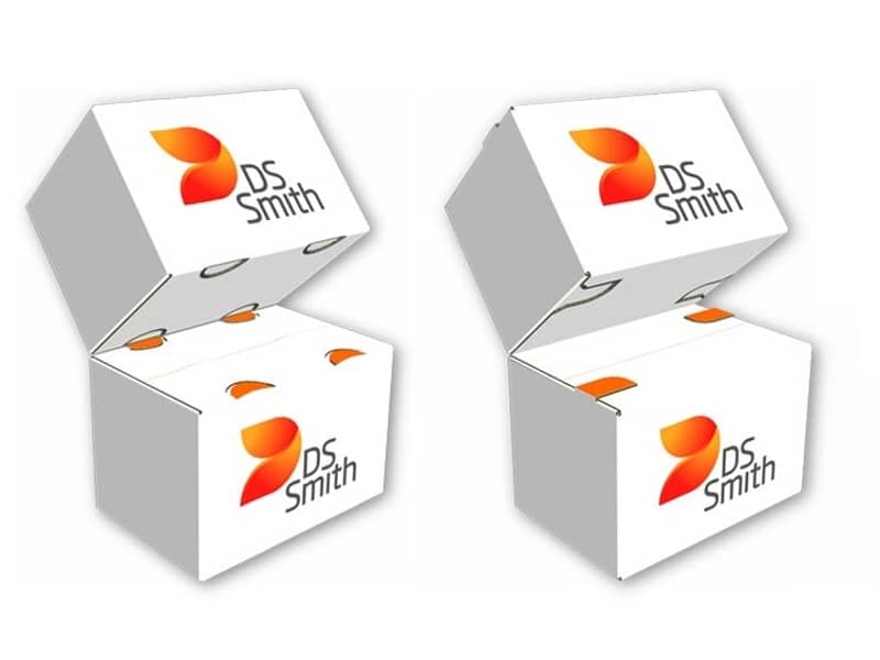 Jeweils zwei weiße Kisten mit DS Smith Logo aufeinandergestapelt. Ein Stapel mit und einer ohne Zentrierungshilfen.