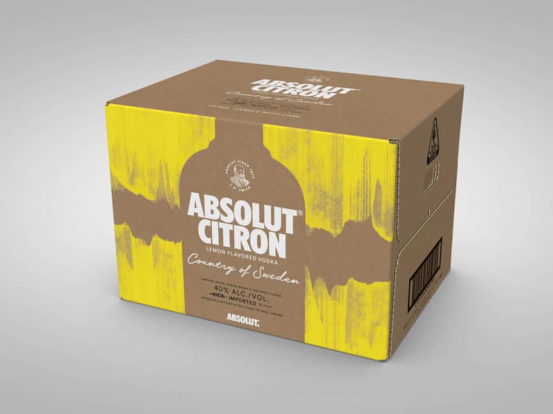 brun papkasse med gult print og hvid tekst Absolut Vodka