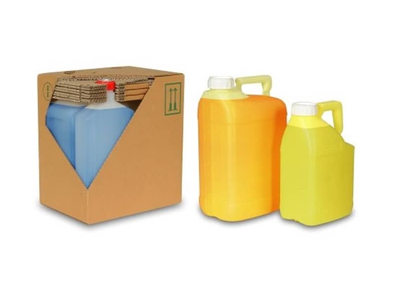 Zwei gelbe Kanister neben einer Verpackung aus Wellpappe gefüllt mit einem weiteren blauen Kanister.