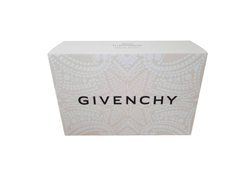 Weiße Geschenkverpackung aus Wellpappe mit "Givenchy" Logo.