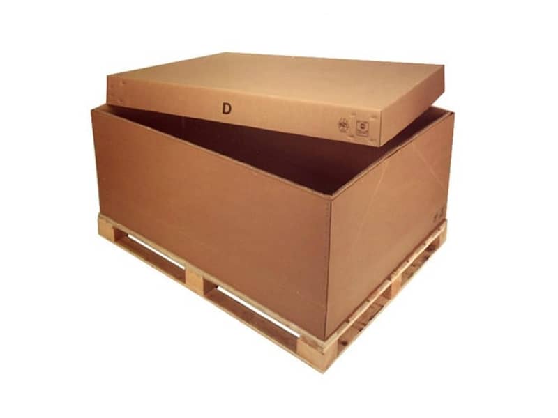 Box aus Wellpappe auf einer Palette mit leicht geöffnetem Deckel.