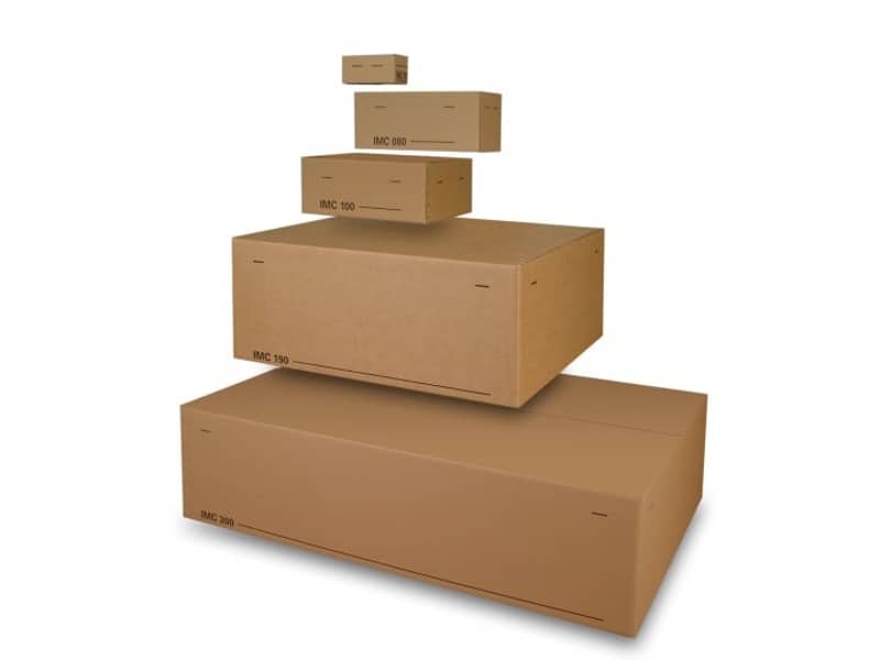 Mehrere Verpackungen aus Wellpappe in unterschiedlicher Größe aufeinander gestapelt.