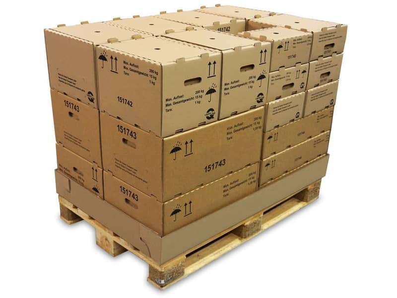 Viele Wellpappboxen auf einer Palette gestapelt. 