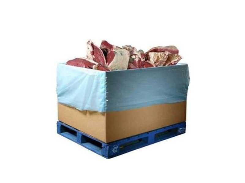 Offene große Box aus Wellpappe gefüllt mit rohem Fleisch.