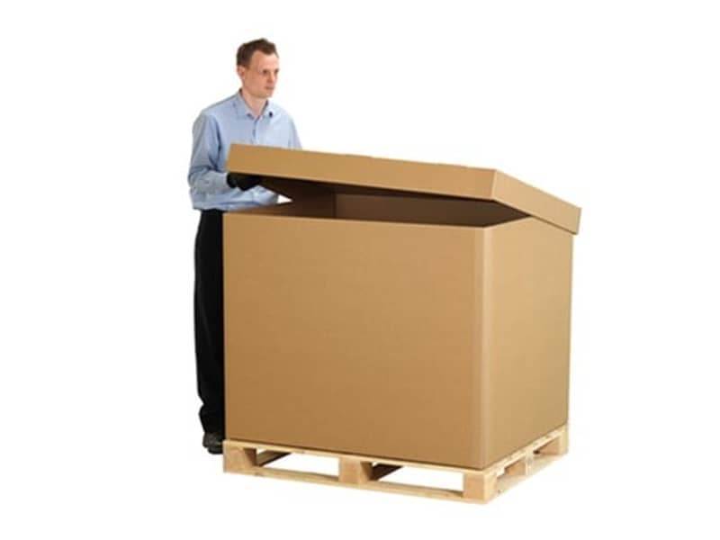 Mann schließt den Deckel einer Palettenbox aus Wellpappe