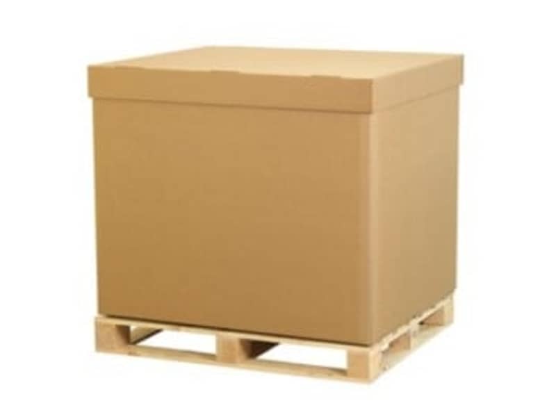 Große Palettenbox aus Wellpappe auf einer Palette.
