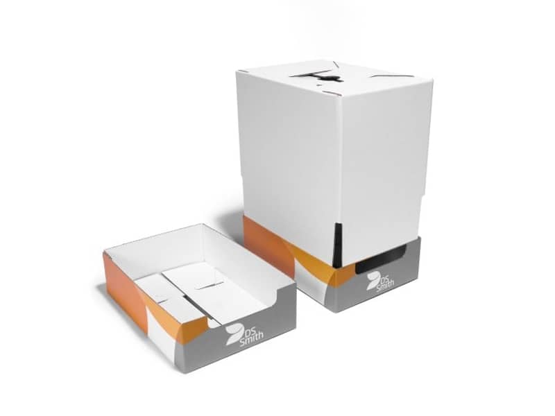 Zwei Regaltrays nebeneinander im DS Smith Design. Das rechte Tray ist durch einen weißen Deckel geschlossen.