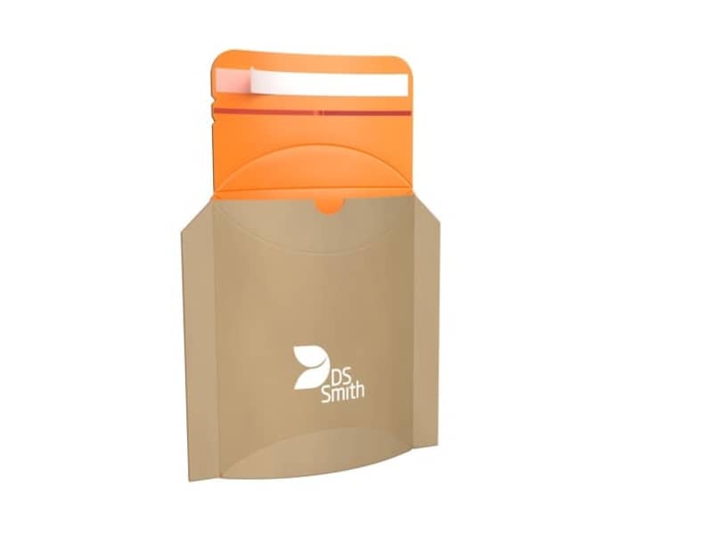 Eine braune geöffnete Versandtasche mit weißem DS Smith Logo und einem orangenen Oberteil.