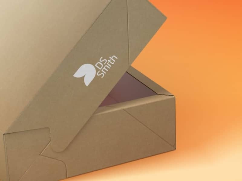 Braune Verpackung mit weißem DS Smith Logo ist halb geöffnet vor einem orange-melierten Hintergrund.