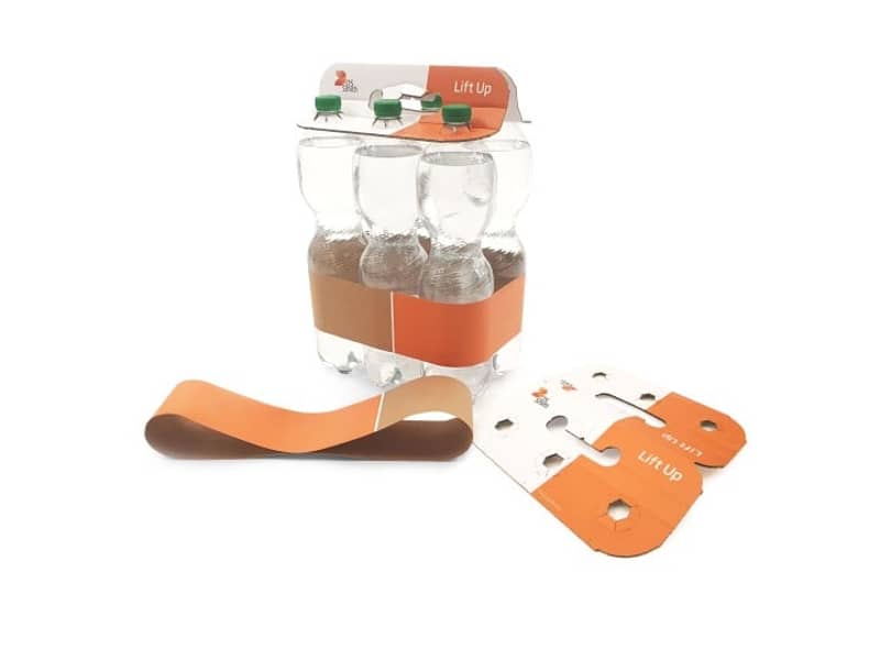 Ein Sixer Wasserflaschen wird durch eine Papierbanderole zusammengehalten.