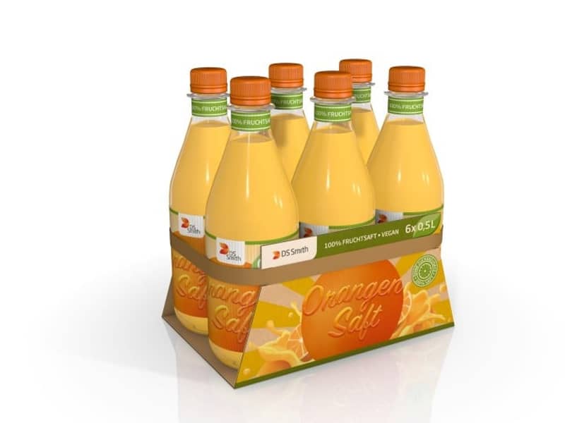 Sechs gefüllte Orangensaftflaschen sind mit einem bedruckten Wellpappzuschnitt und einer schmalen braunen Banderole zusammengebündelt.