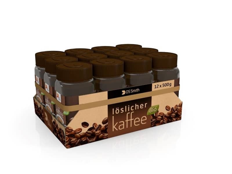 12 Dosen gefüllt mit löslichem Kaffee sind durch einen bedruckten Wellpappzuschnitt und eine braune Banderole gebündelt. 