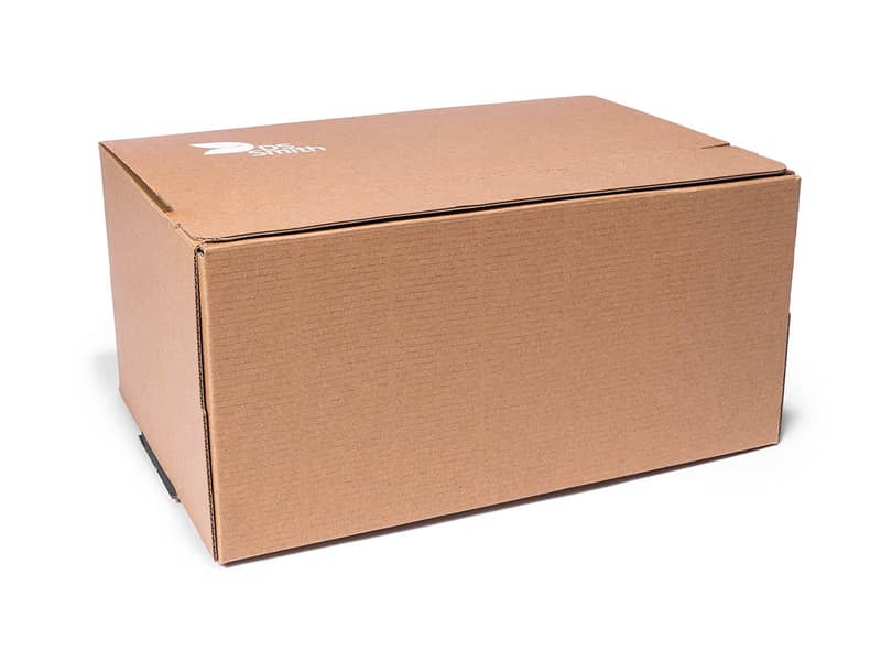 Verpackung aus Wellpappe mit DS Smith Logo.