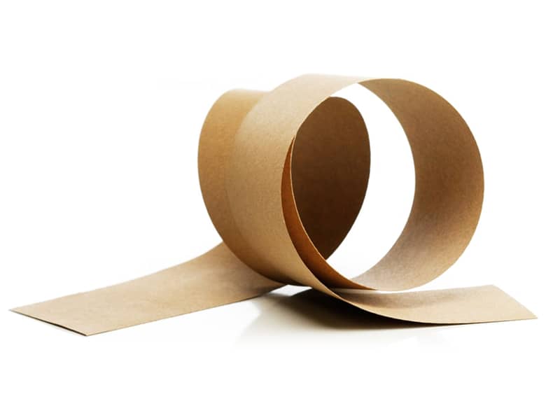 Braunes Papier locker zusammengrollt.