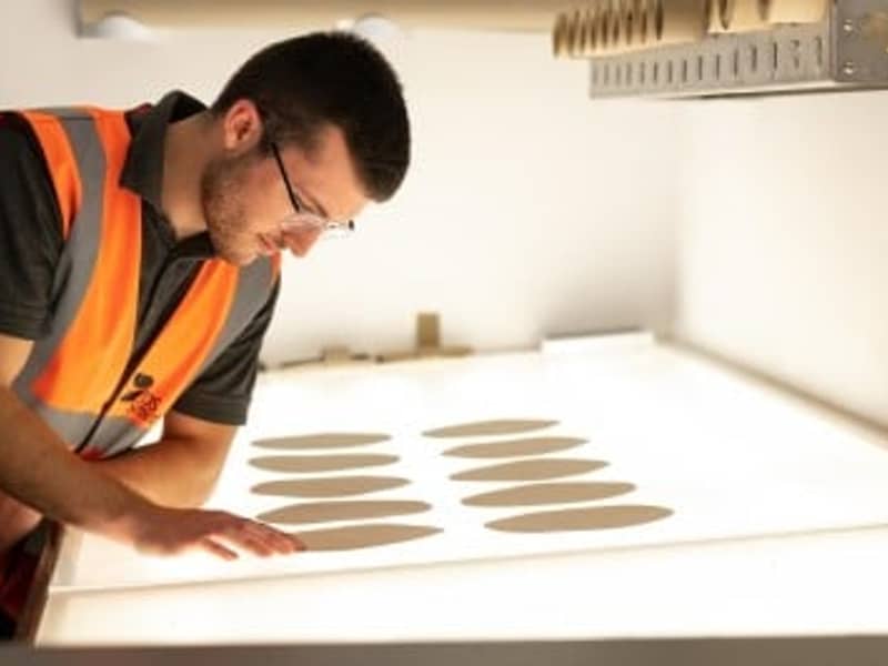 DS Smith Mitarbeiter führt Papiertests durch.