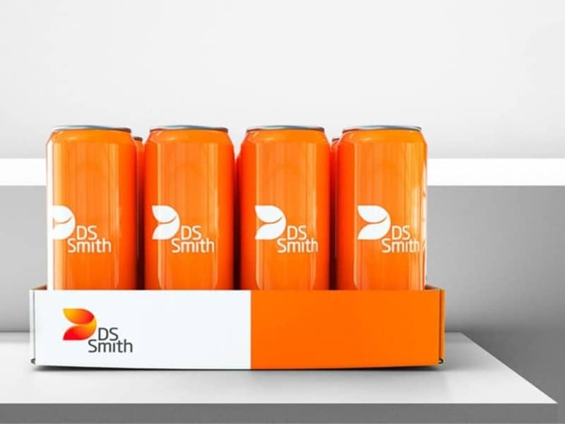 Dosentray im DS Smith Design gefüllt mit orangenen Dosen mit DS Smith Logo.