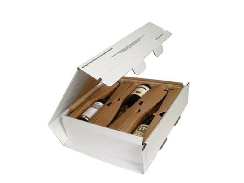 Weiße Transportverpackung aus Wellpappe befüllt mit drei Flaschen Wein.