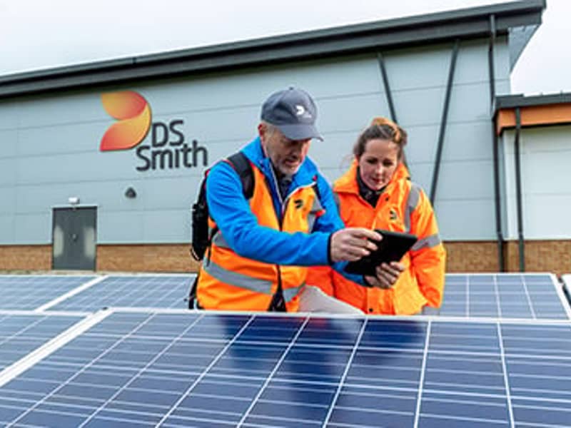 Twee mensen inspecteren zonnepanelen