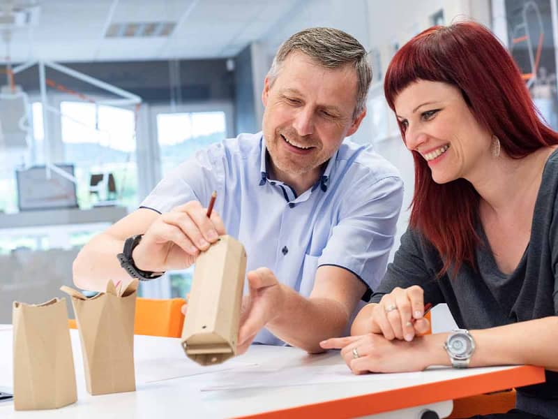 Twee designers bespreken het nieuwe ontwerp van een verpakkingen