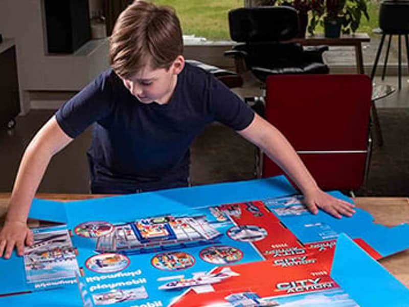 Uitpakken van omkeerbare fullcolor bedrukte Playmobilverpakking